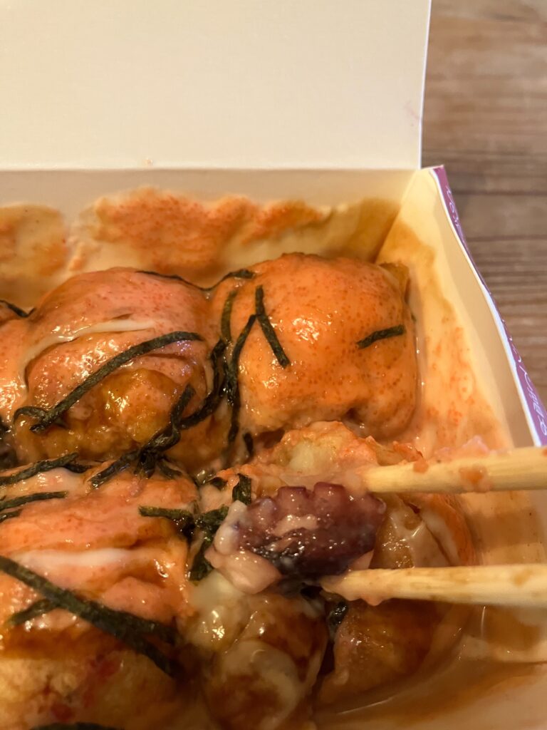 明太子マヨたこ焼きのタコが見える断面