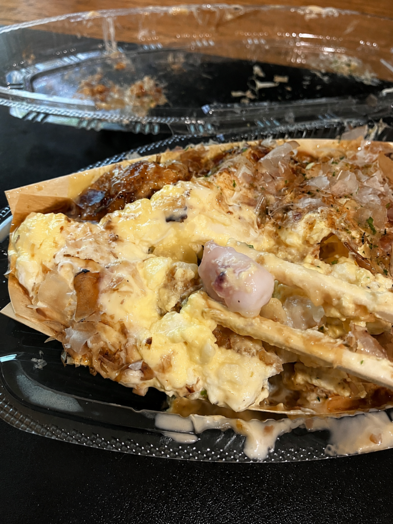 ふわとろしたたこ焼きの中に入った大きめのタコ