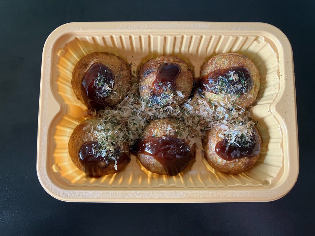 ソースとかつお節・青のりをかけた築地銀だこの冷凍たこ焼き